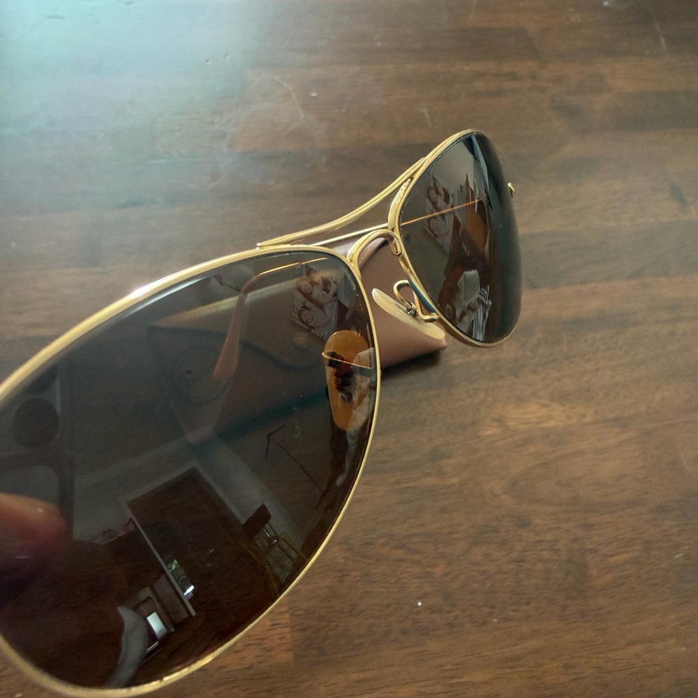 Woman’s Gold Rim Ray-Ban Aviator - Picture 2 of 5